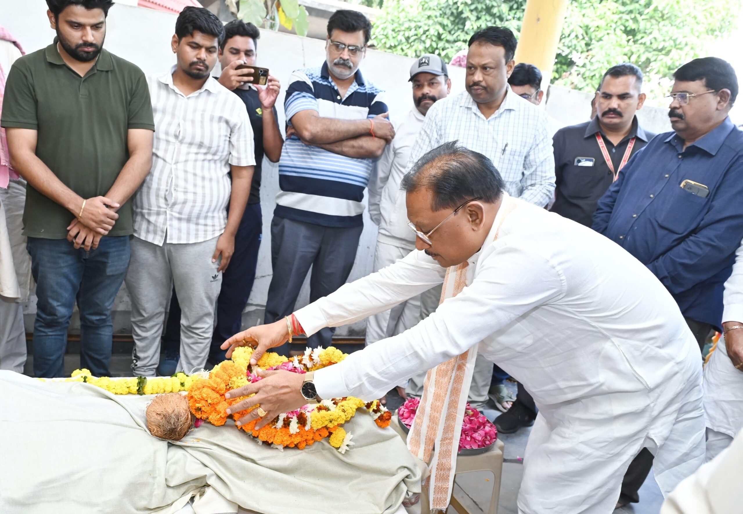 मुख्यमंत्री विष्णु देव साय ने पूर्व राज्यसभा सांसद स्वर्गीय  गोपाल व्यास के अंतिम दर्शन में शामिल होकर दी भावभीनी श्रद्धांजलि