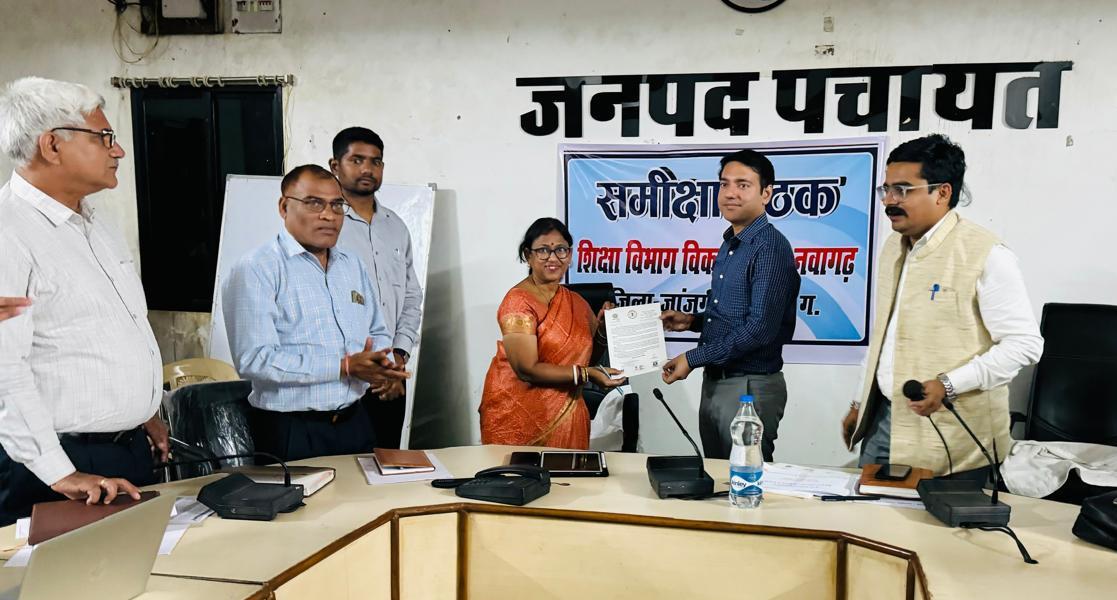 कलेक्टर आकाश छिकारा ने ली शिक्षा विभाग की विकासखंड स्तरीय समीक्षा बैठक