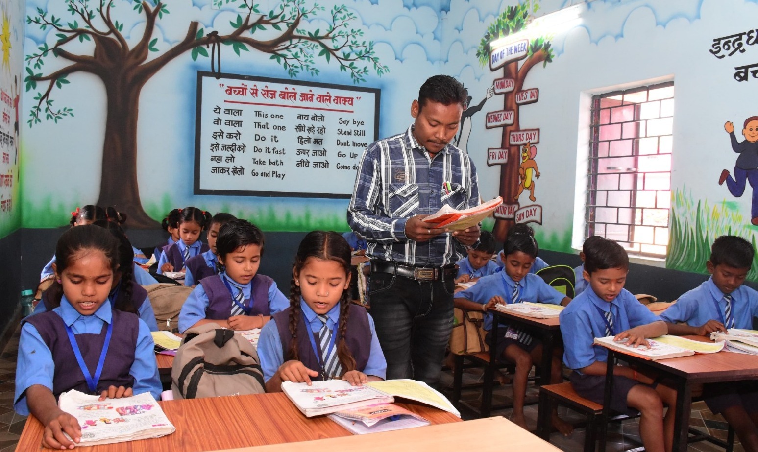 पीएमश्री स्कूल में गढ़ा जा रहा है छत्तीसगढ़ का स्वर्णिम भविष्य बच्चों की मुस्कान कर रही है पीएमश्री स्कूल के खुशनुमा माहौल का बयान