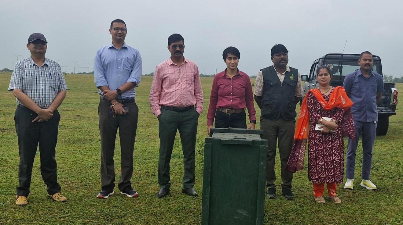 बागबाहरा जंगल से रेस्क्यू कर सफेद पूंछ वाले बीमार गिद्ध की बचाई गई जान