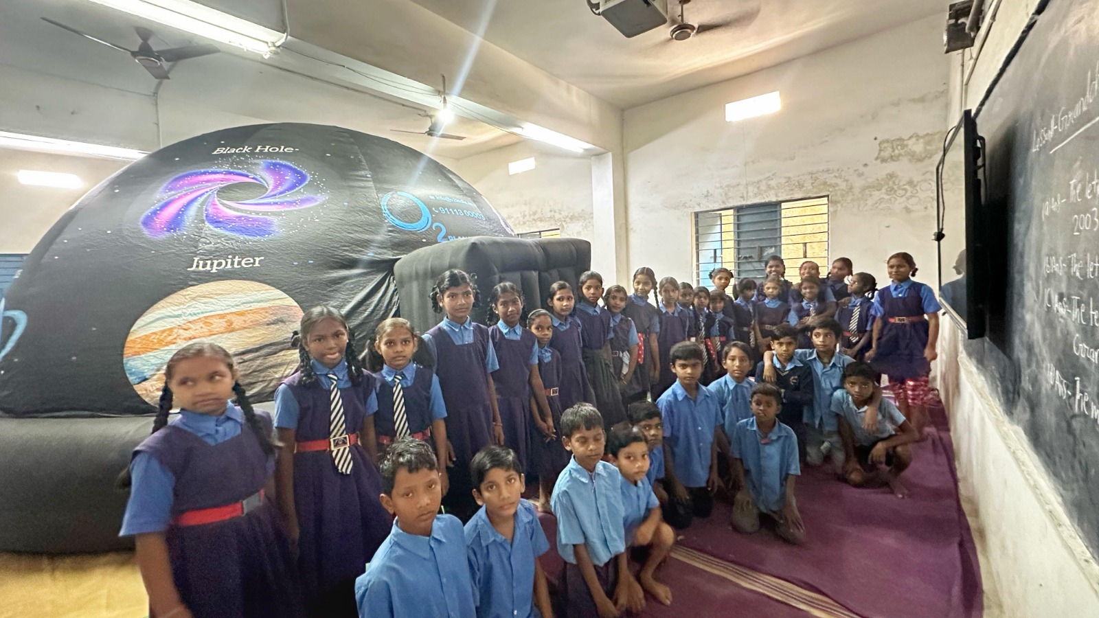 मोबाइल प्लैनेटेरियम में पहुंचे स्कूली बच्चे, तो खो गए आंतरिक्ष यात्रा में विद्यार्थियों ने सौर मंडल, ग्रहों, और ब्रह्मांड के रहस्यों को गहराई से जाना