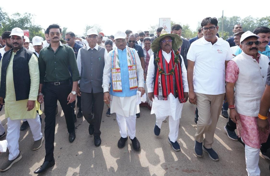 केन्द्रीय मंत्री डॉ. मांडविया एवं मुख्यमंत्री विष्णु देव साय की अगुवाई में जशपुर में माटी के वीर पदयात्रा का भव्य आयोजन