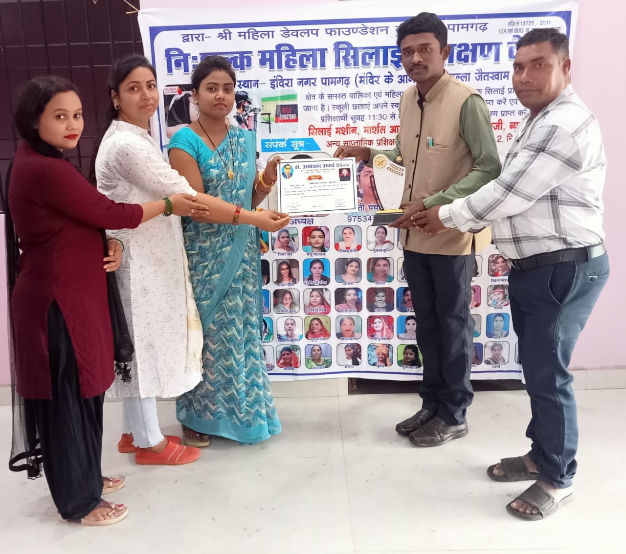 चारामा से आए हुए युवा साहित्यकार लिकेश कुमार का उत्कृष्ट उपलब्धि के लिए महिला डेवलपमेंट फाउंडेशन ने किया स्मृति चिन्ह भेंट कर सम्मान