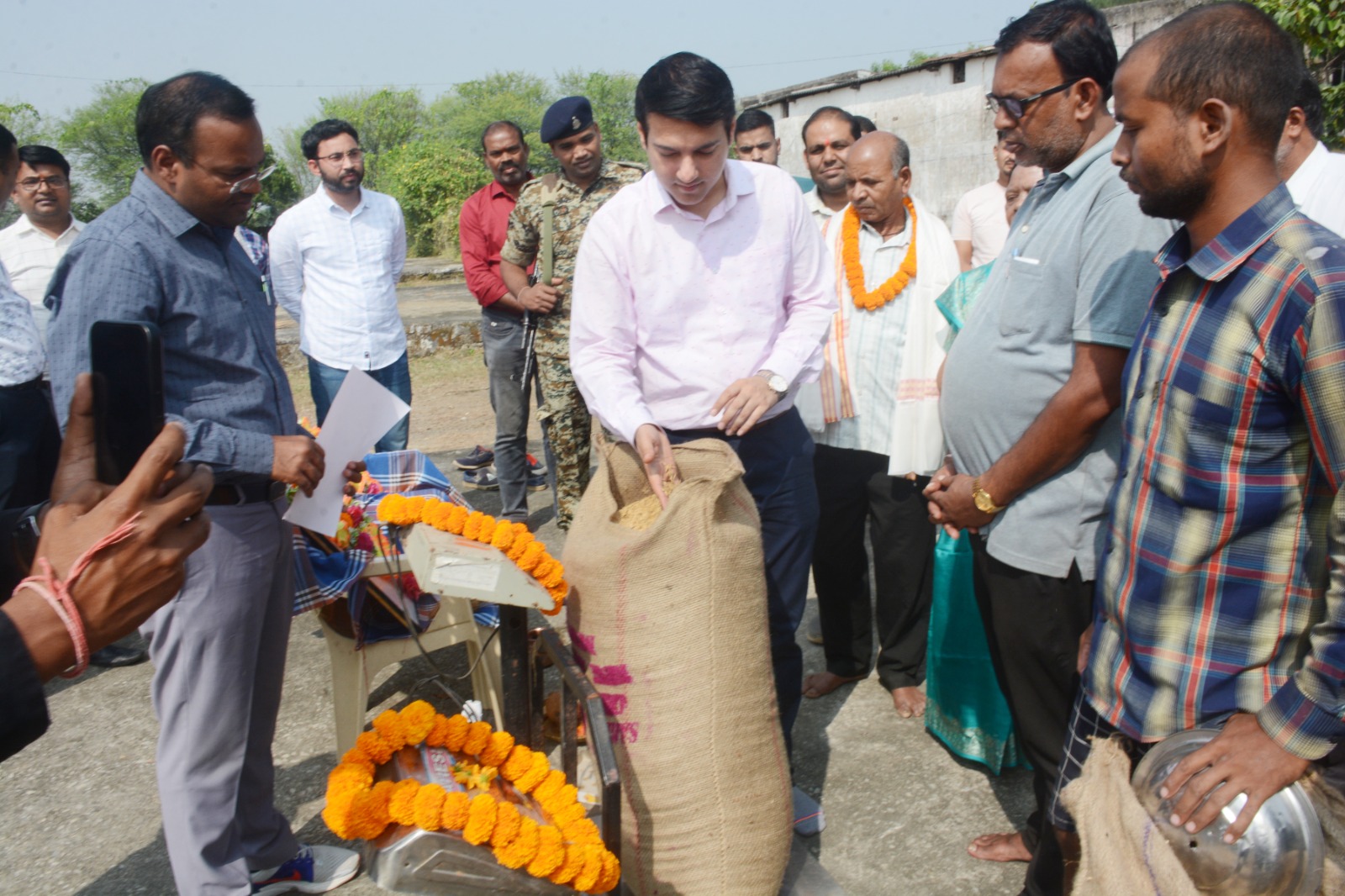 कलेक्टर आकाश छिकारा ने किसान को माला पहनाकर, मिठाई खिलाकर किया धान खरीदी के महापर्व का शुभारंभ