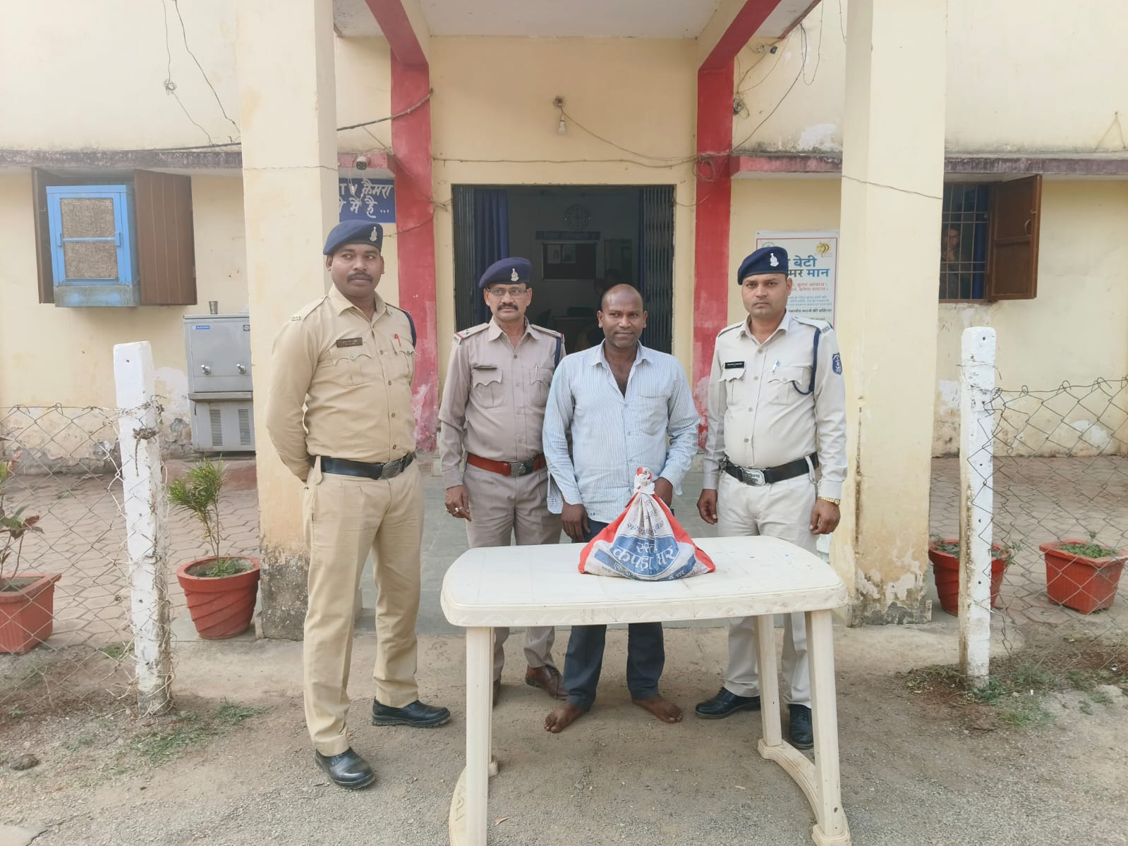 15 लीटर अवैध कच्ची महुआ शराब के साथ 02 आरोपियों को किया गिरफ्तार पामगढ़ पुलिस की कार्यवाही