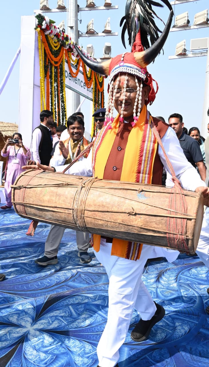 मुख्यमंत्री विष्णु देव साय का बस्तरिया अंदाज में हुआ स्वागत गौरसिंग मुकुट पहनाकर किया गया अभिनन्दन