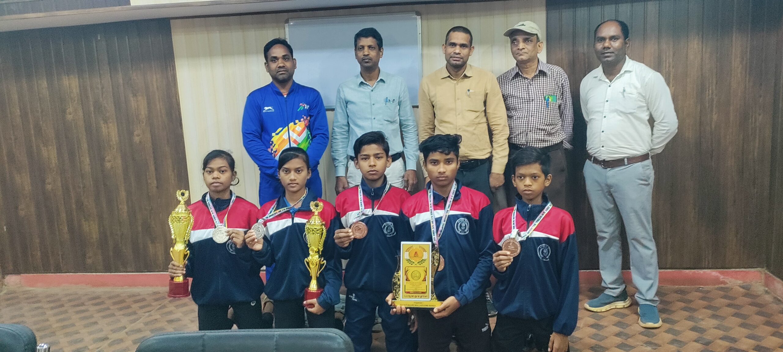 मल्लखंब के नेशनल मेडलिस्ट खिलाड़ियों ने पामगढ़ एस डी एम और जनपद सीईओ से सौजन्य मुलाकात किया
