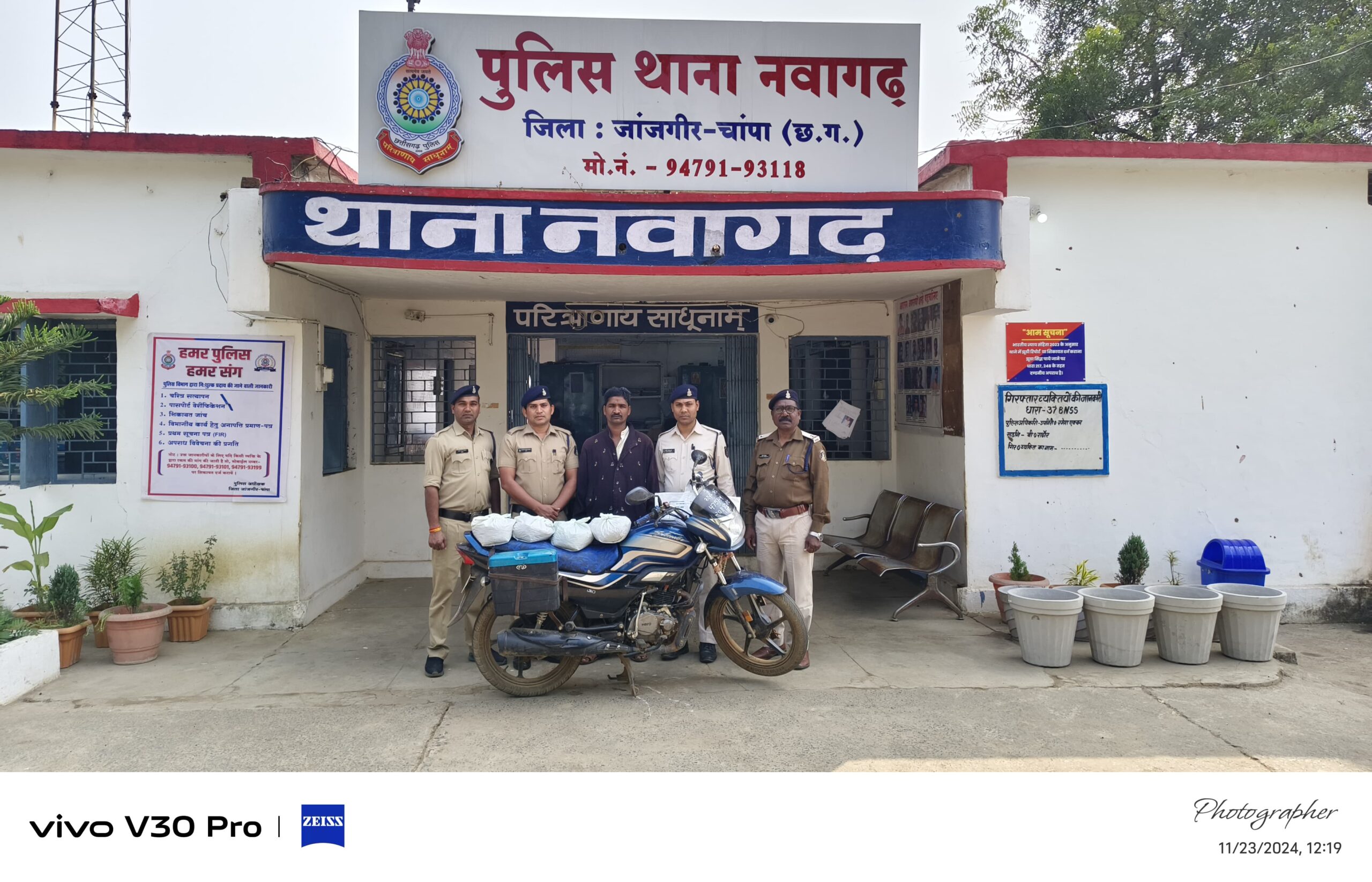 मोटर सायकल पर 03 किलो गांजा परिवहन करने वाले आरोपी को किया गिरफ्तार 