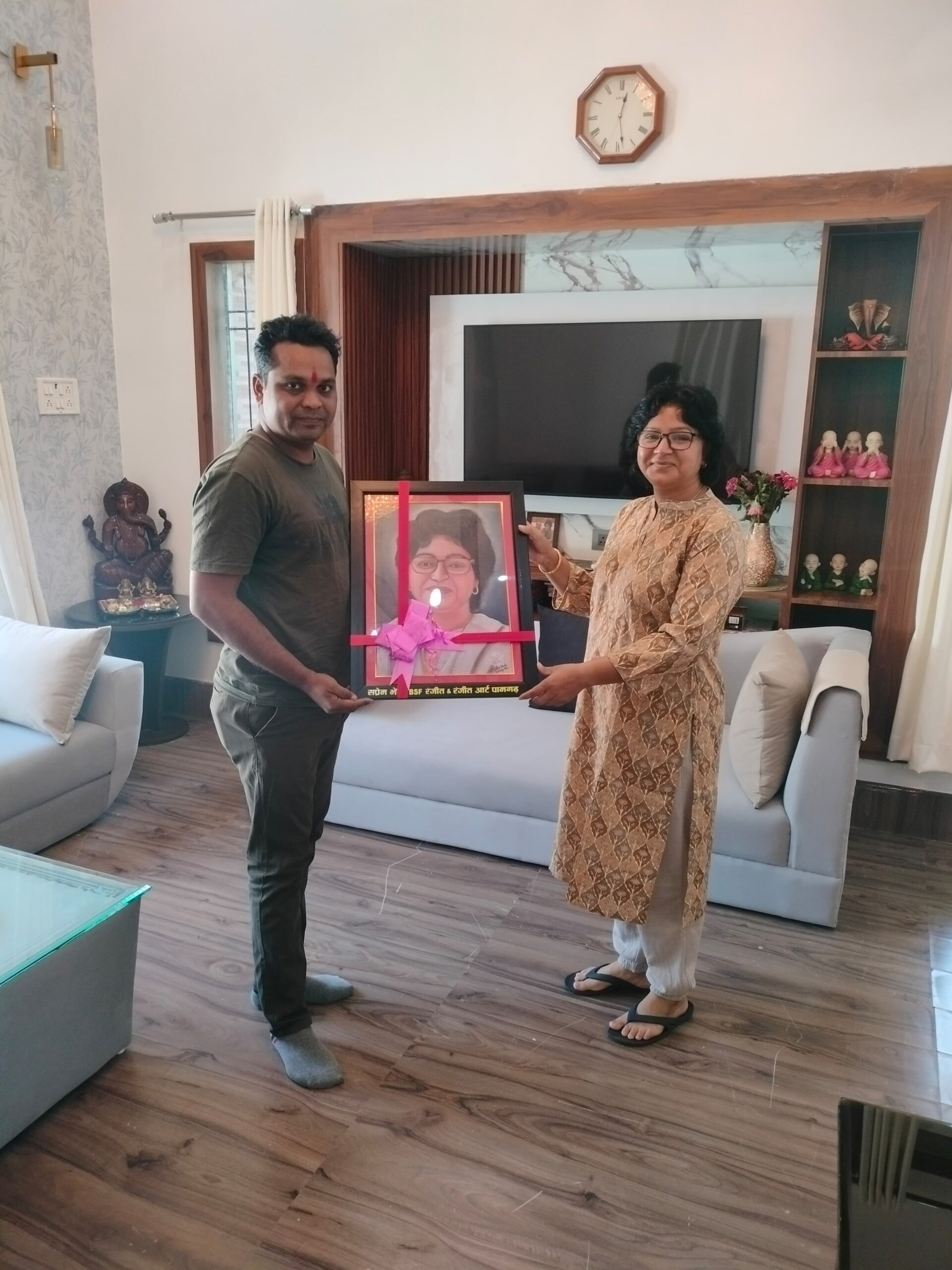 बीएसएफ जवान रंजीत ने पामगढ़ विधायक शेषराज हरबंश को अपने हाथों से बनाए पेंटिंग किया भेंट