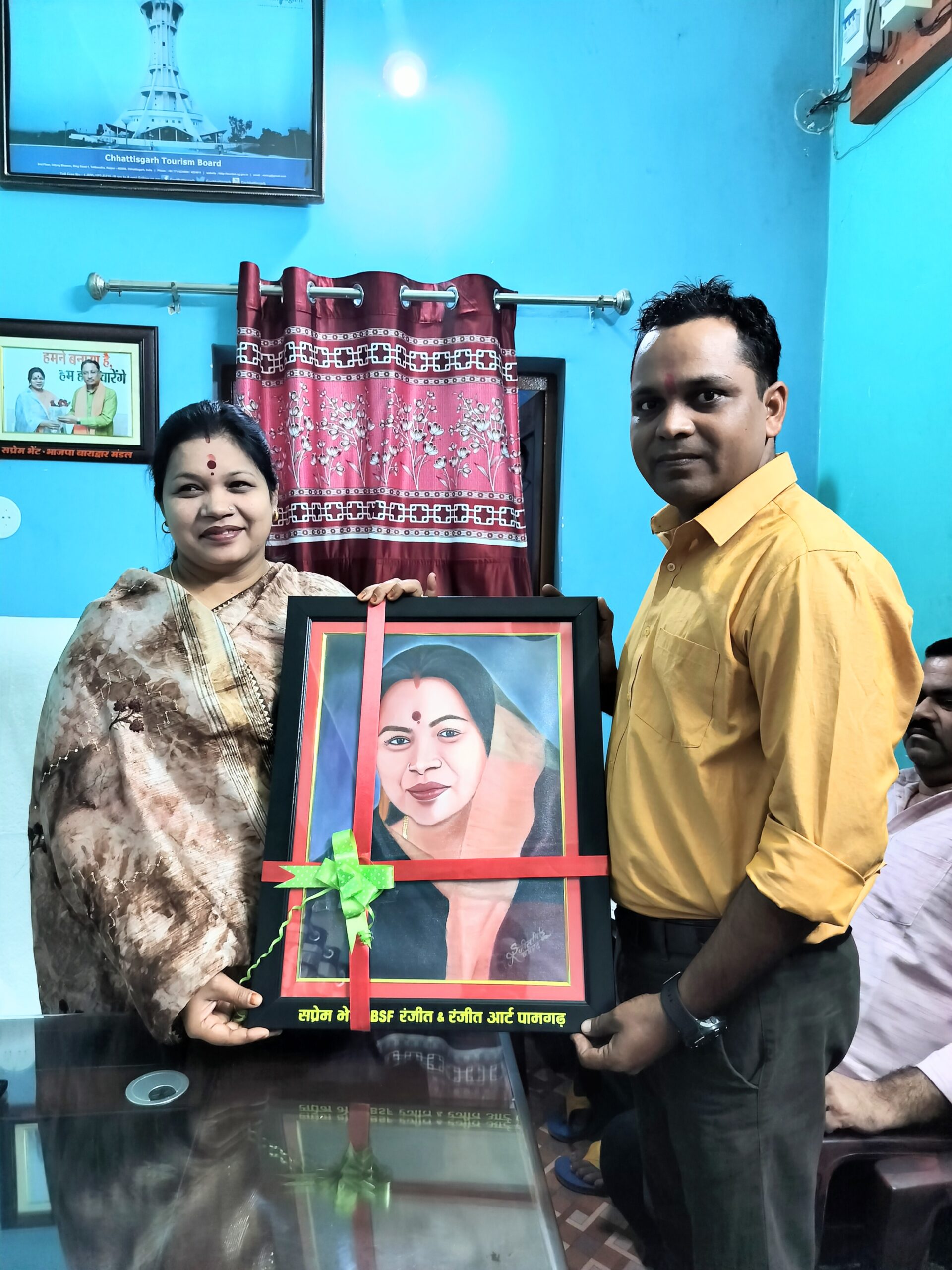 बीएसएफ जवान रंजीत भारद्वाज ने जांजगीर लोकसभा क्षेत्र की सांसद कमलेश जांगड़े को अपने हाथों से बनाएं पेंटिंग किया भेंट