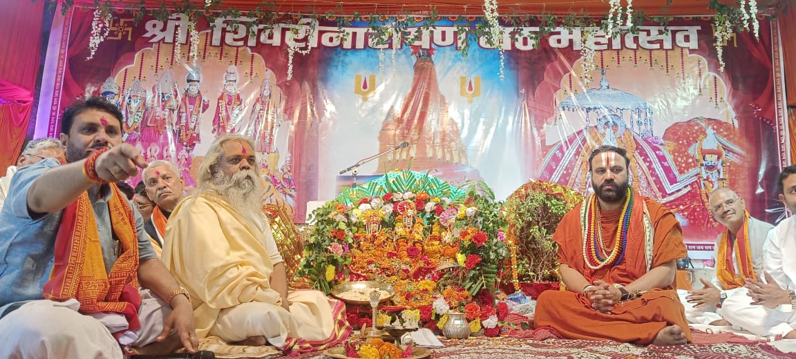 बड़े धूमधाम से निकली भगवान की बरात शिवरीनारायण मठ से नगर निवासियों ने अपने निवास के सामने बारातियों का खूब स्वागत किया प्रत्येक दरवाजे पर लोगों ने चौकपुर कर दीपक जलाए