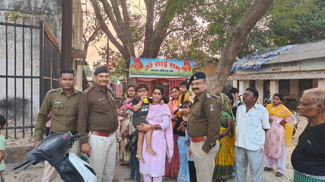 जांजगीर पुलिस की तत्परता से 01 घंटे में गुम बालक को पातासाजी कर उनके परिजनों को सकुशल सौंपा गया