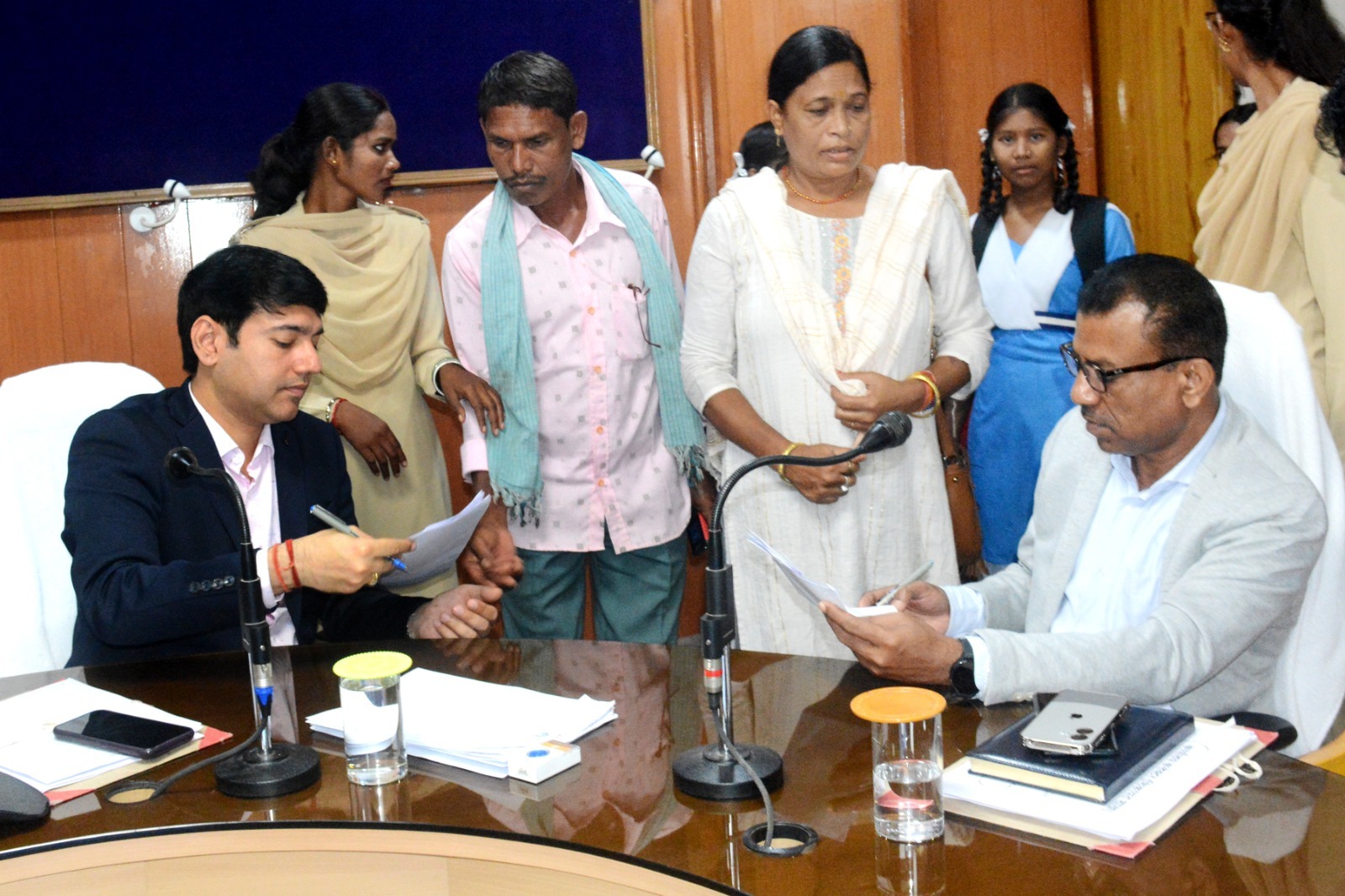 जनदर्शन में जिले के विभिन्न क्षेत्रों से पहुंचे आवेदकों ने सुनाई अपनी समस्या