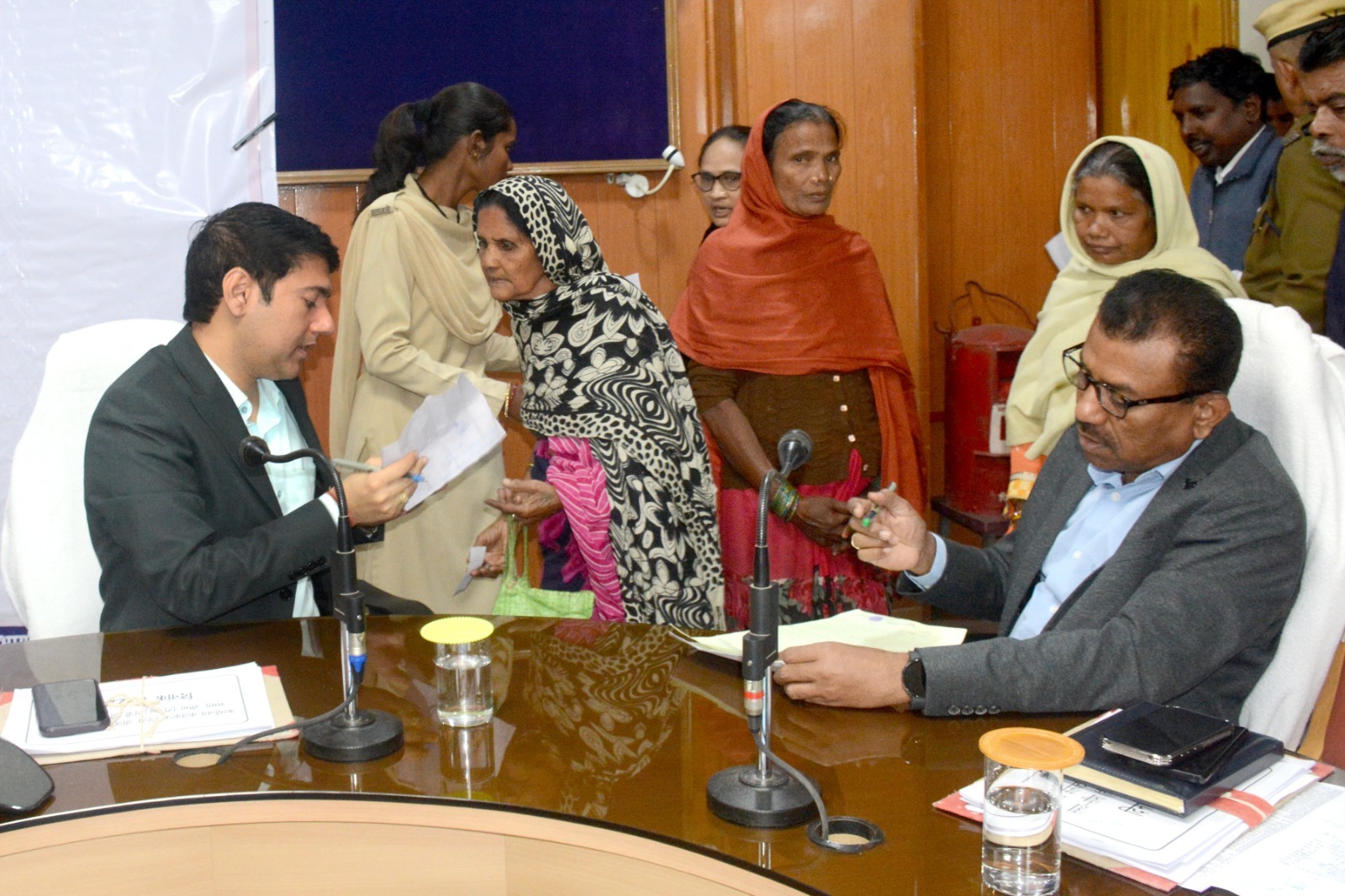 कलेक्टर ने जनदर्शन में सुनी आमजनों की समस्याएं….प्राप्त आवेदनों को प्राथमिकता के साथ निराकरण करने के दिए निर्देश