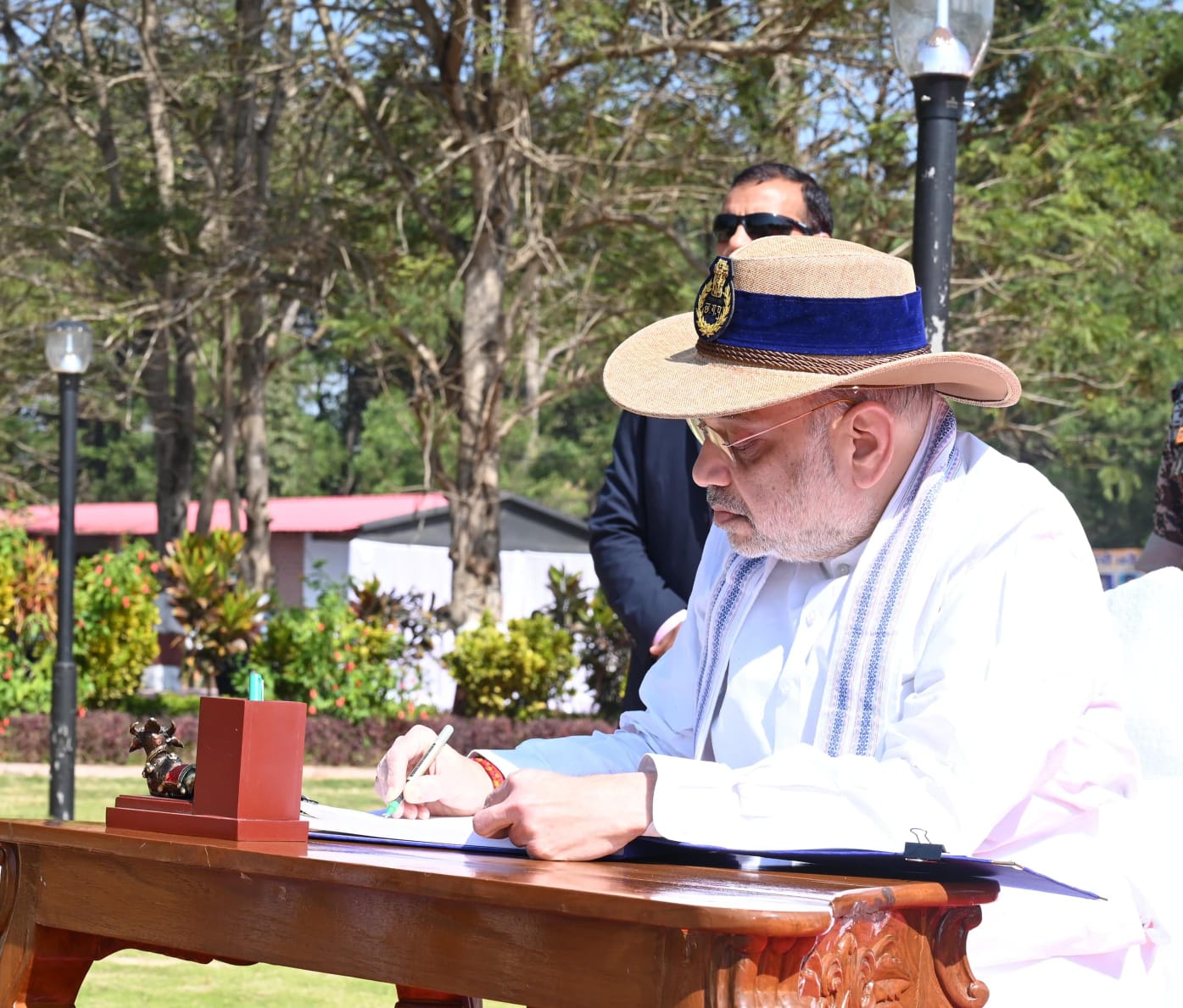 केंद्रीय गृह मंत्री अमित शाह ने शहीद जवानों को दी श्रद्धांजलि विजिटर बुक में केंद्रीय मंत्री ने लिखा-सुरक्षा बलों की शहादत के लिए देश सदैव उनका ऋणी रहेगा