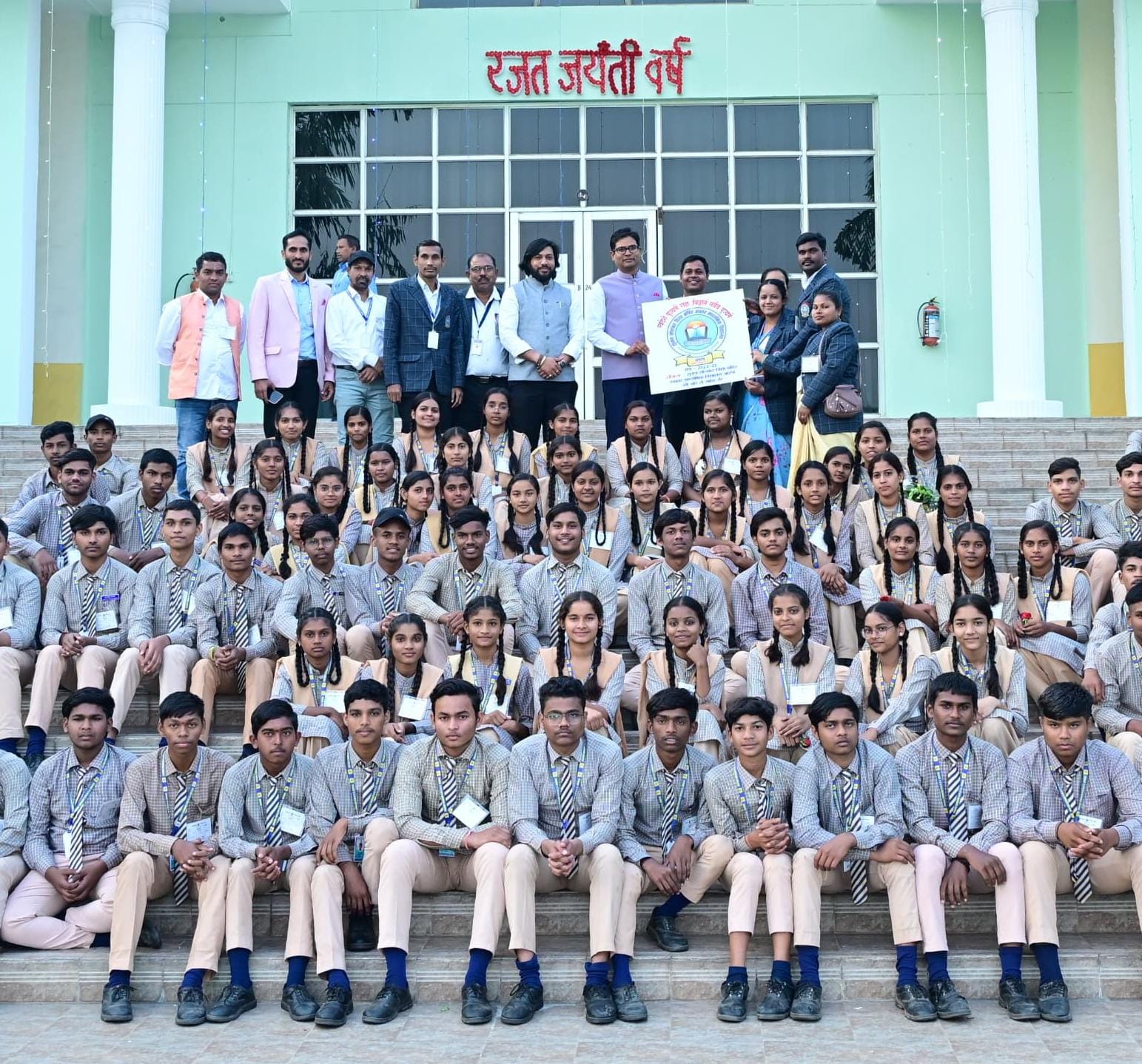 स्कूली बच्चों का विधानसभा का शैक्षणिक भ्रमण, वित्त मंत्री ओ पी चौधरी से की मुलाकात