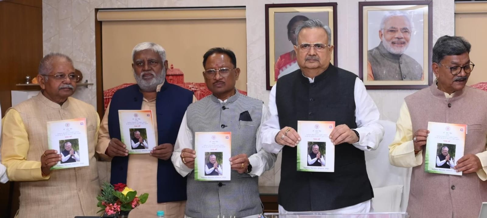 छत्तीसगढ़ विधानसभा का रजत जयंती वर्ष : ‘‘सदस्य परिचय षष्‍ठ्म विधानसभा’’, ‘‘छत्तीसगढ़ विधानसभा एक परिचय’’ एवं विधान सभा अध्यक्ष डॉ. रमन सिंह के अध्यक्षीय कार्यकाल के ‘‘प्रथम वर्ष’’ शीर्षक से प्रकाशित पुस्तकों का विमोचन