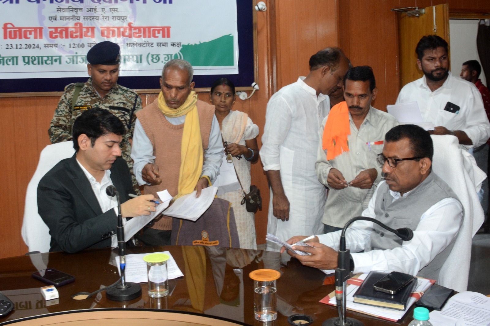 कलेक्टर आकाश छिकारा ने जनदर्शन में सुनी आमजनों की समस्याएं