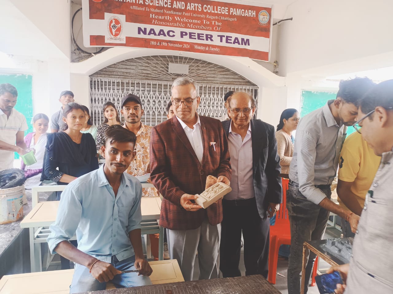 चैतन्य विज्ञान एवं कला महाविद्यालय में पुरातात्विक मूर्तियों की प्लास्टर कास्टिंग कार्यशाला का हुआ आयोजन