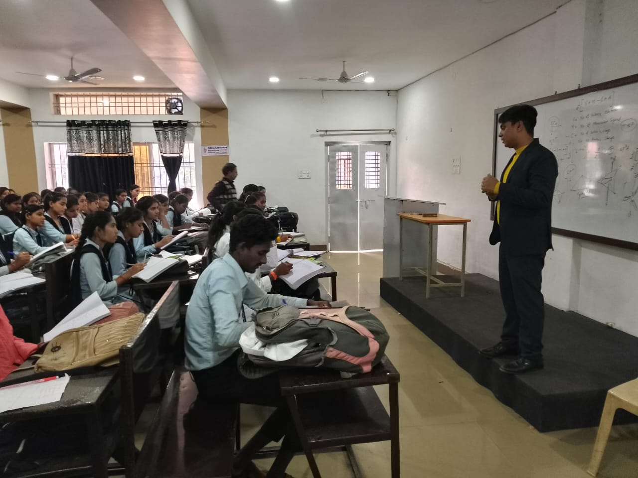 चैतन्य विज्ञान एवं कला महाविद्यालय के रसायनशास्त्र विभाग में हुआ विशेष व्याख्यान का आयोजन