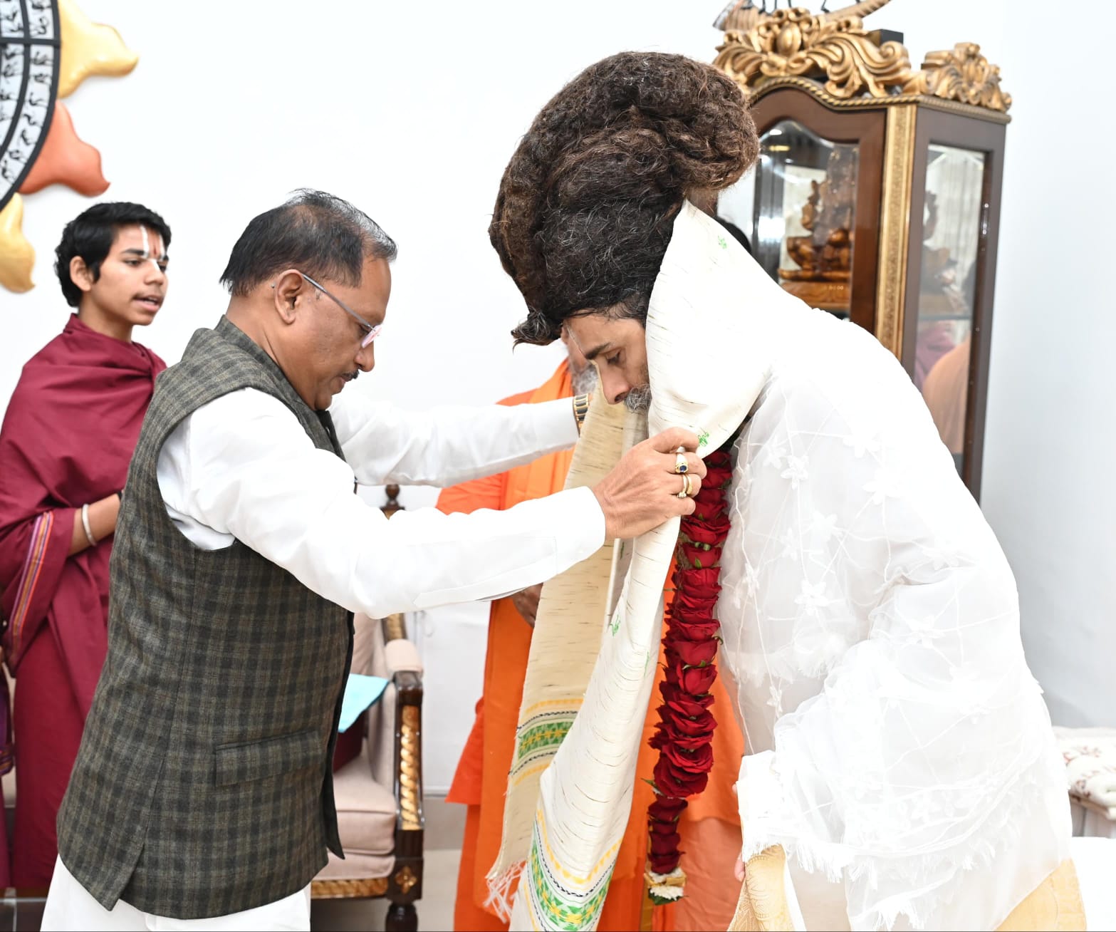 मुख्यमंत्री विष्णु देव साय से सद्गुरु ऋतेश्वर जी महाराज ने की सौजन्य मुलाकात