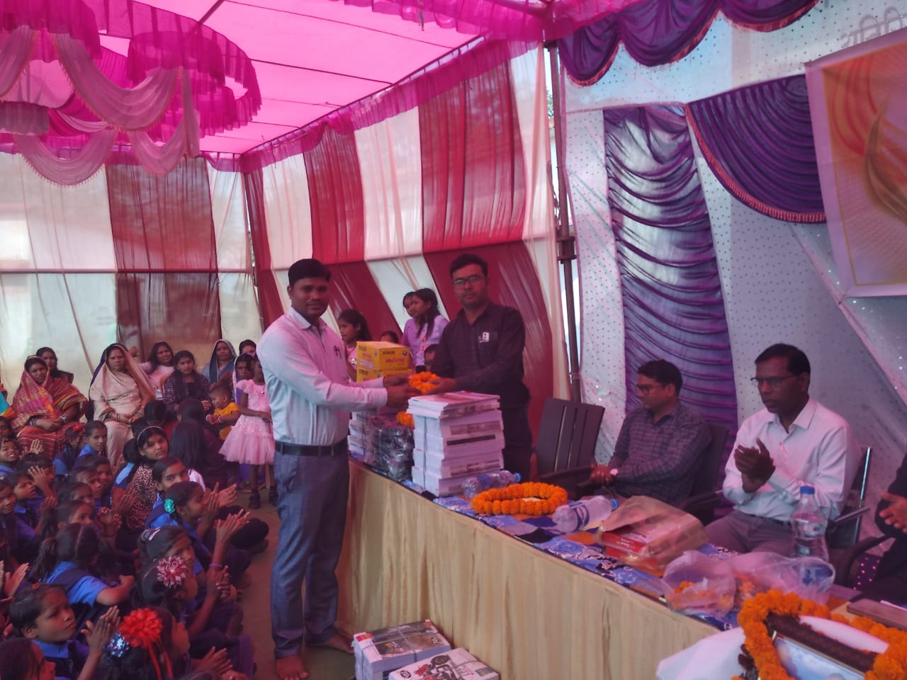 शासकीय प्राथमिक शाला एवं पूर्व माध्यमिक शाला पताईडीह में बर्मन परिवार ने किया विविध कार्यक्रम का आयोजन…