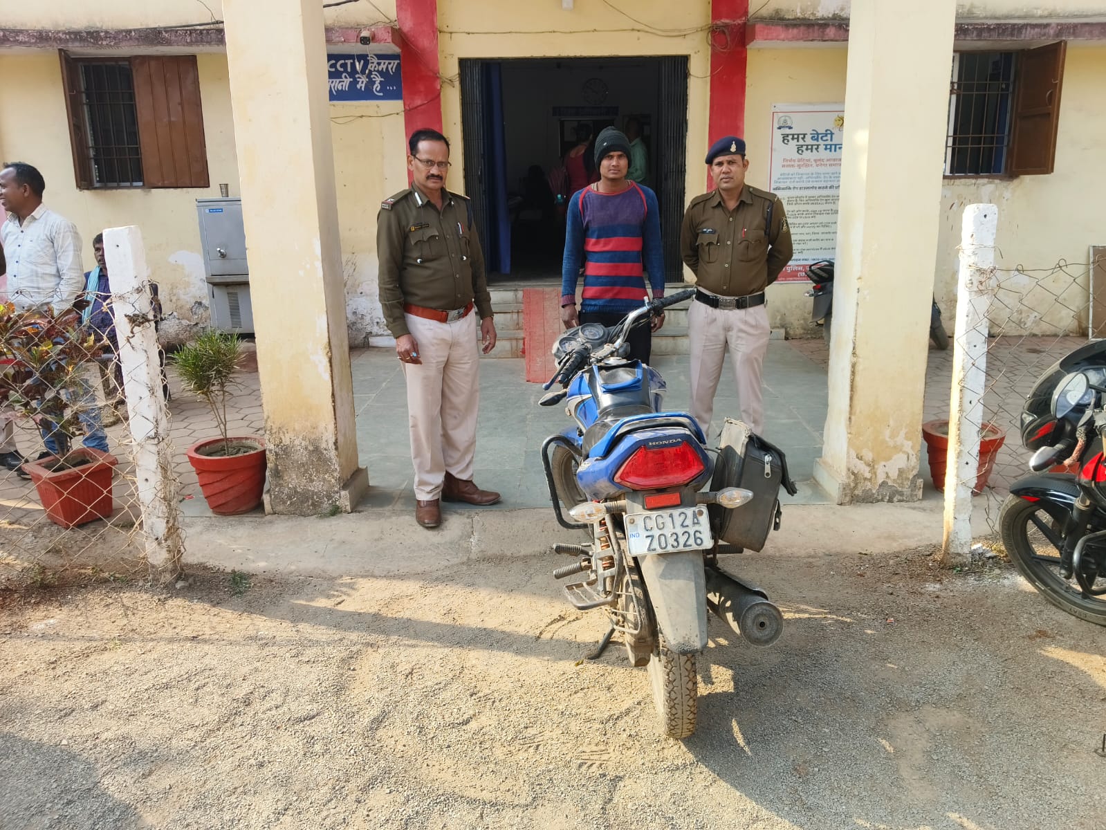 चोरी के मोटर सायकल के साथ आरोपी गिरफ्तार पामगढ़ पुलिस की कार्यवाही
