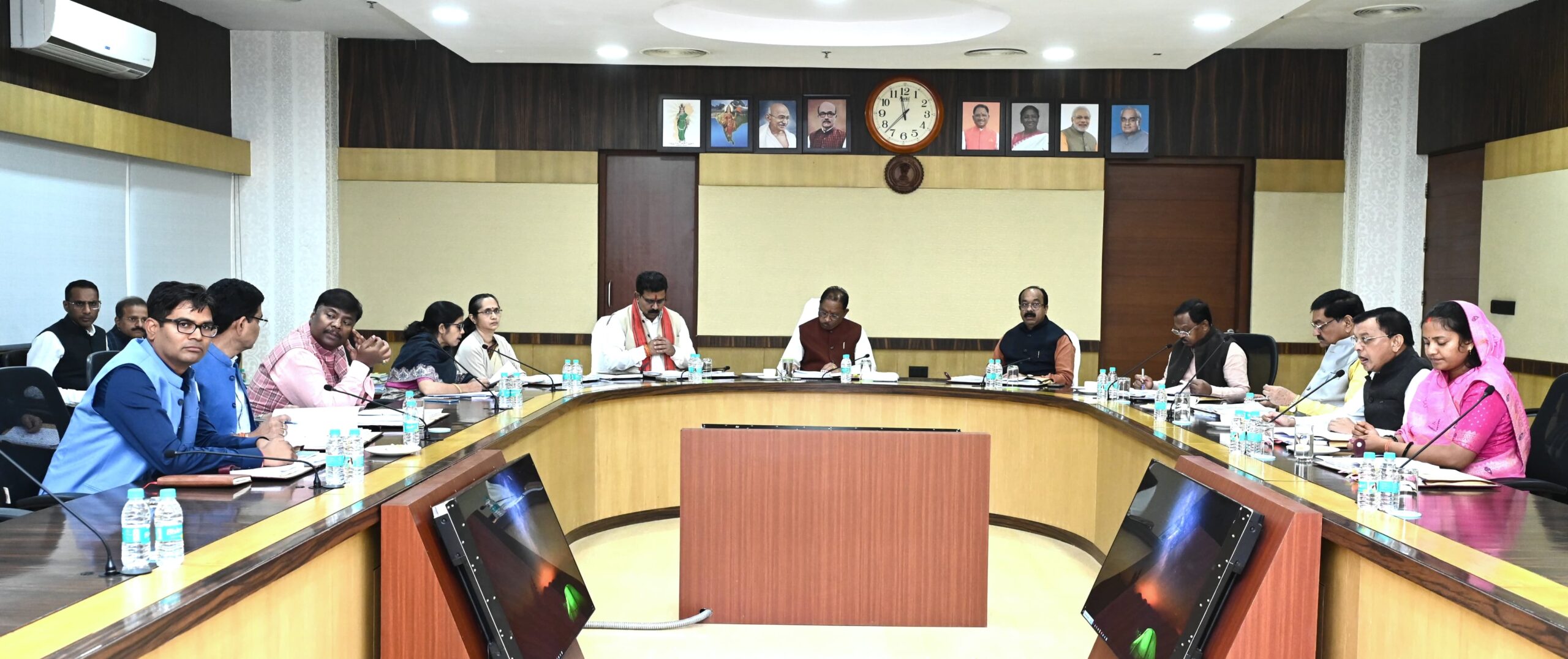 मुख्यमंत्री विष्णु देव साय की अध्यक्षता में मंत्रालय महानदी भवन में आयोजित हुई कैबिनेट की बैठक लिए गए कई महत्वपूर्ण निर्णय