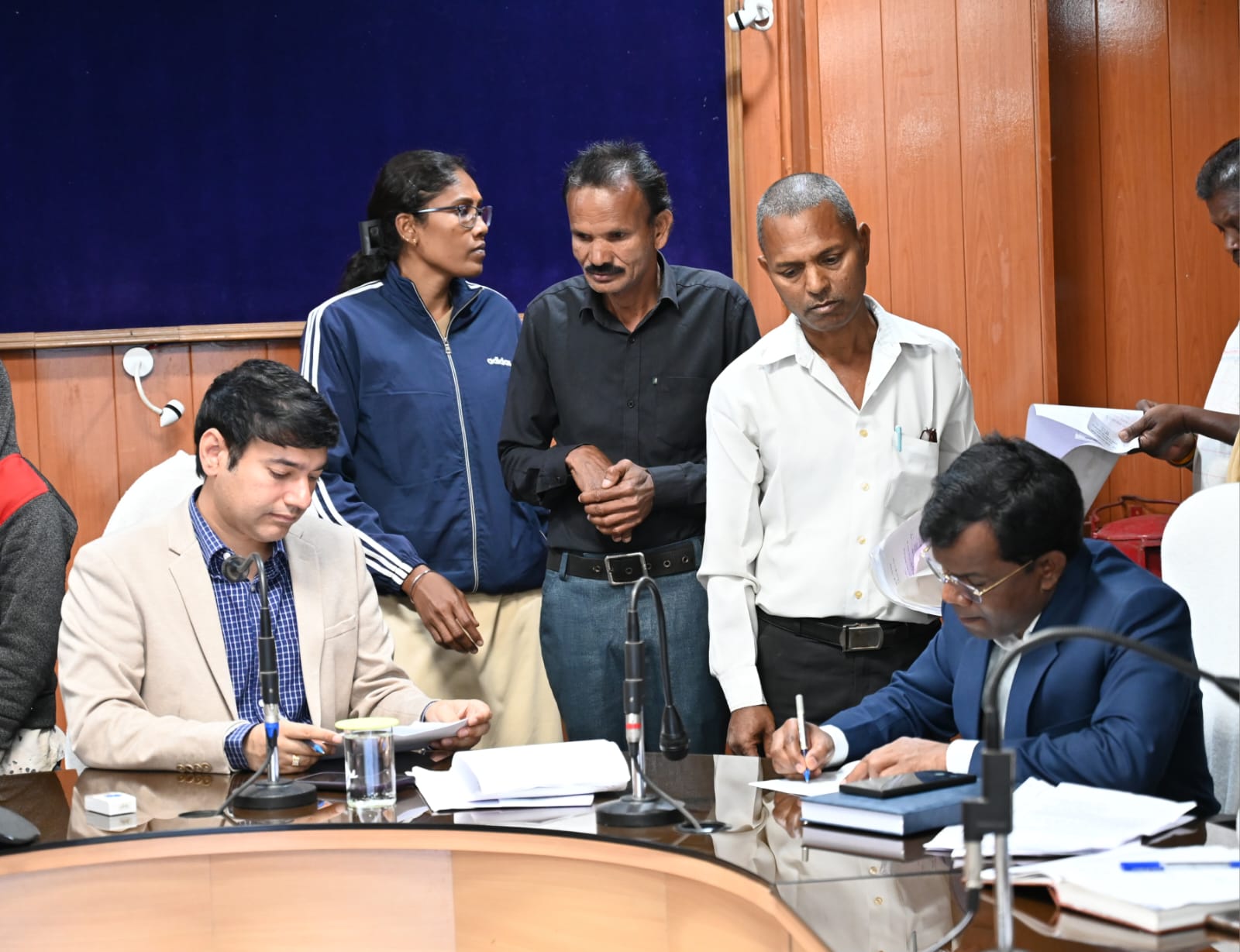 कलेक्टर आकाश छिकारा ने जनदर्शन में सुनी आमजनों की समस्याएं