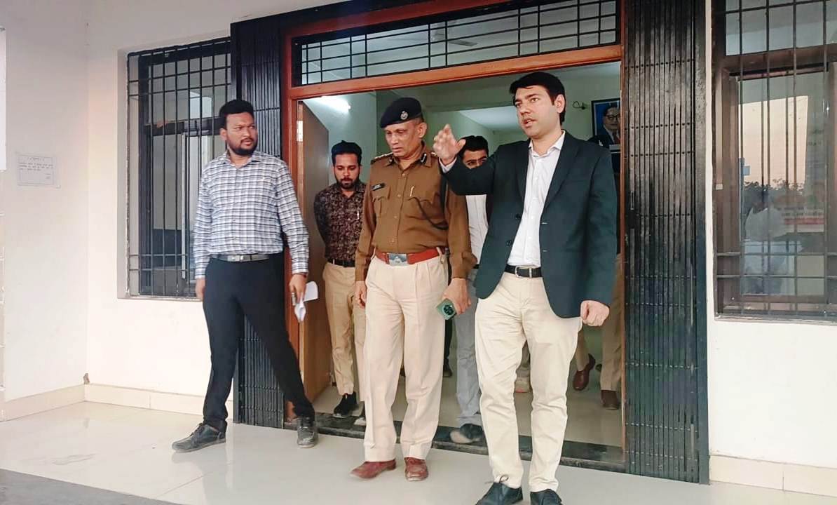 कलेक्टर एवं एसपी ने किया स्ट्राँग रूम का निरीक्षण एवं नाम निर्देशन की तैयारियों का लिया जायजा