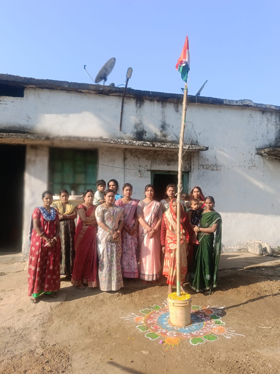 देव सेवा समिति वृद्ध आश्रम में श्री महिला डेवलपमेंट फाउंडेशन ने किया ध्वजारोहण