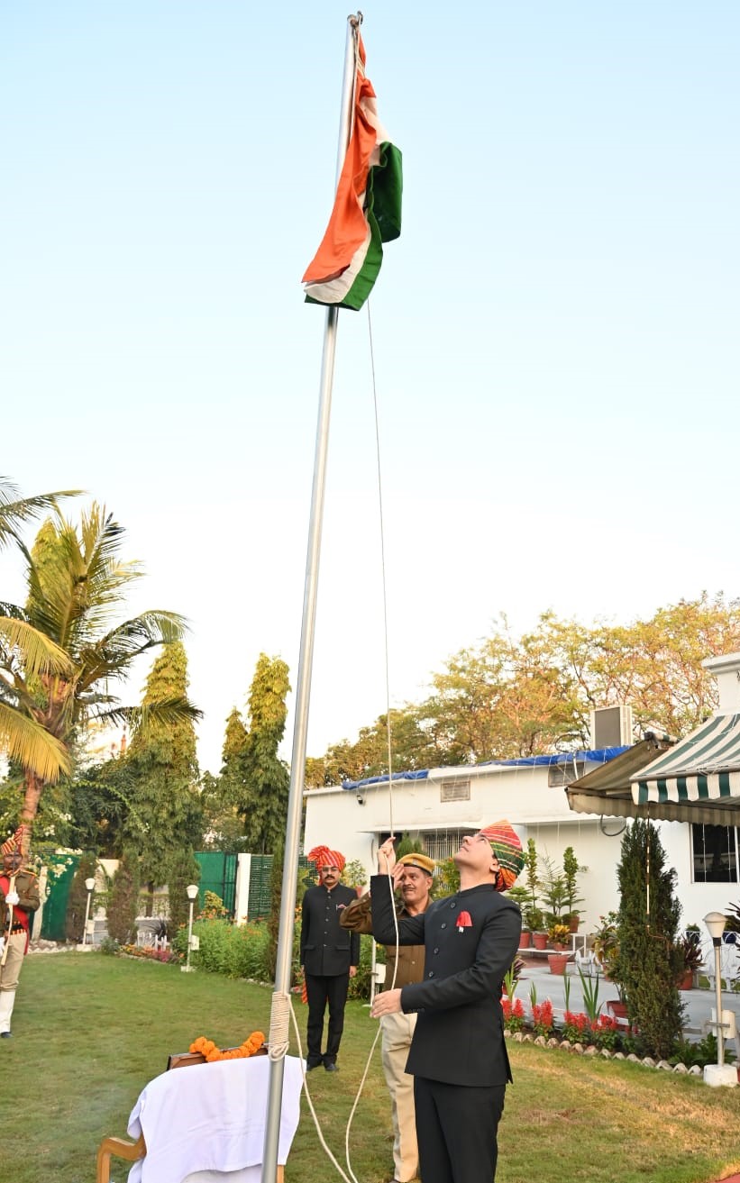 कलेक्टर आकाश छिकारा ने कलेक्टोरेट में किया ध्वजारोहण