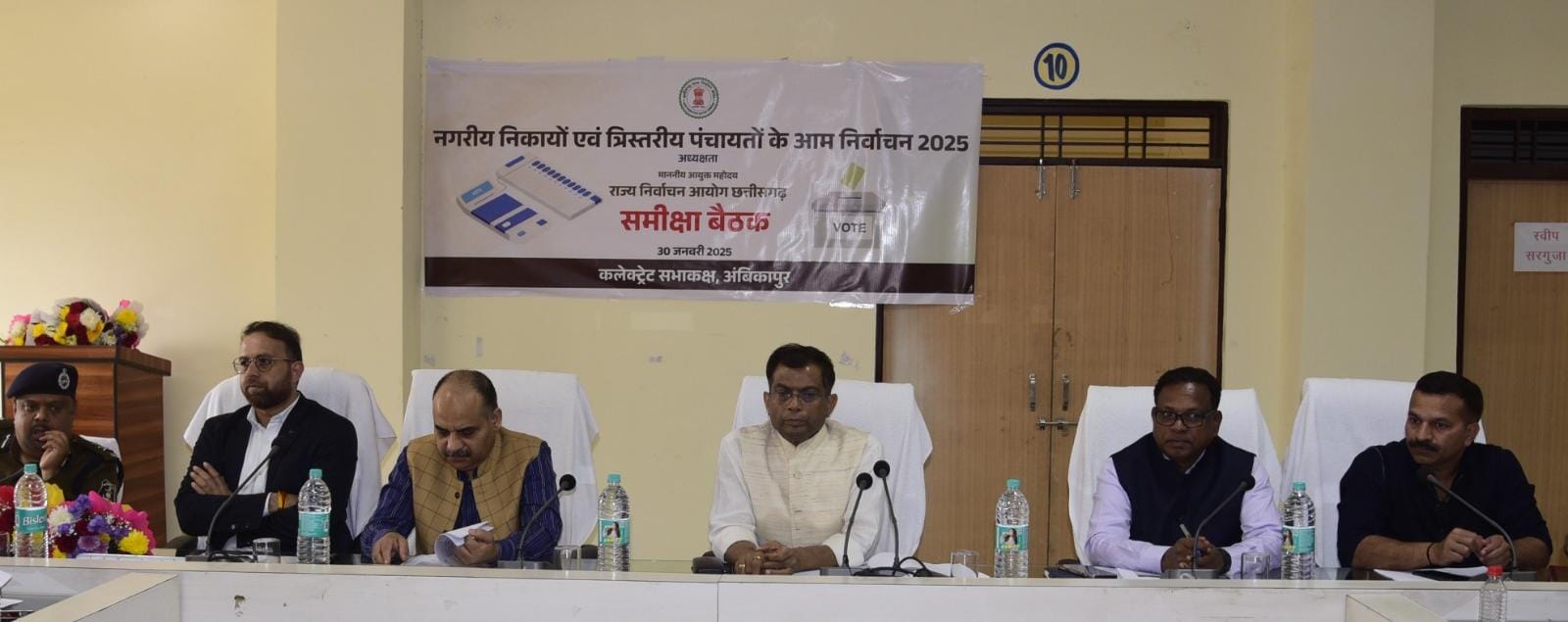 नगरीय निकायों में ई वी एम के माध्यम से होगी वोटिंग, मतदाताओं को अधिक से अधिक मतदान के लिए करें जागरूक-आयुक्त अजय सिंह