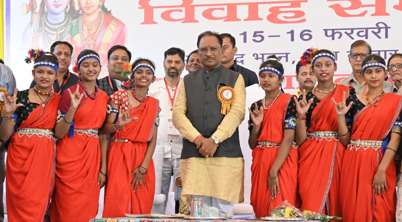 मुख्यमंत्री विष्णुदेव साय ने दिव्यांगजनों के सामूहिक विवाह समारोह में नवविवाहित जोड़ों को दिया आशीर्वाद