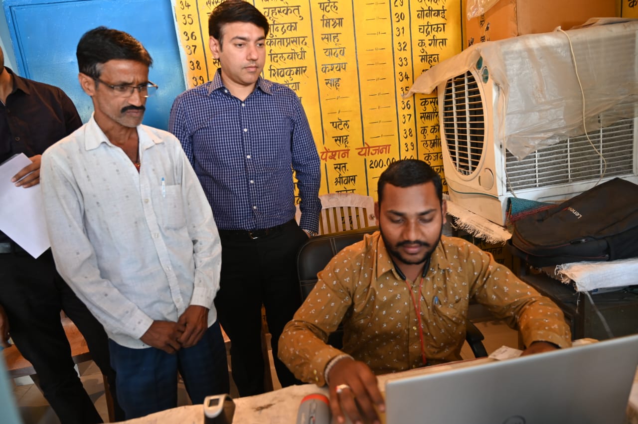 कलेक्टर ने किया कृषक पंजीयन शिविर का निरीक्षण, त्रुटिरहित पंजीयन करने के दिये निर्देश