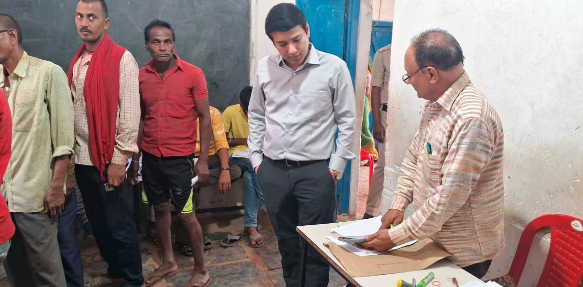 जिला निर्वाचन अधिकारी ने मतदान केन्द्रों का निरीक्षण कर सुव्यवस्थित मतदान संचालन का लिया जायजा