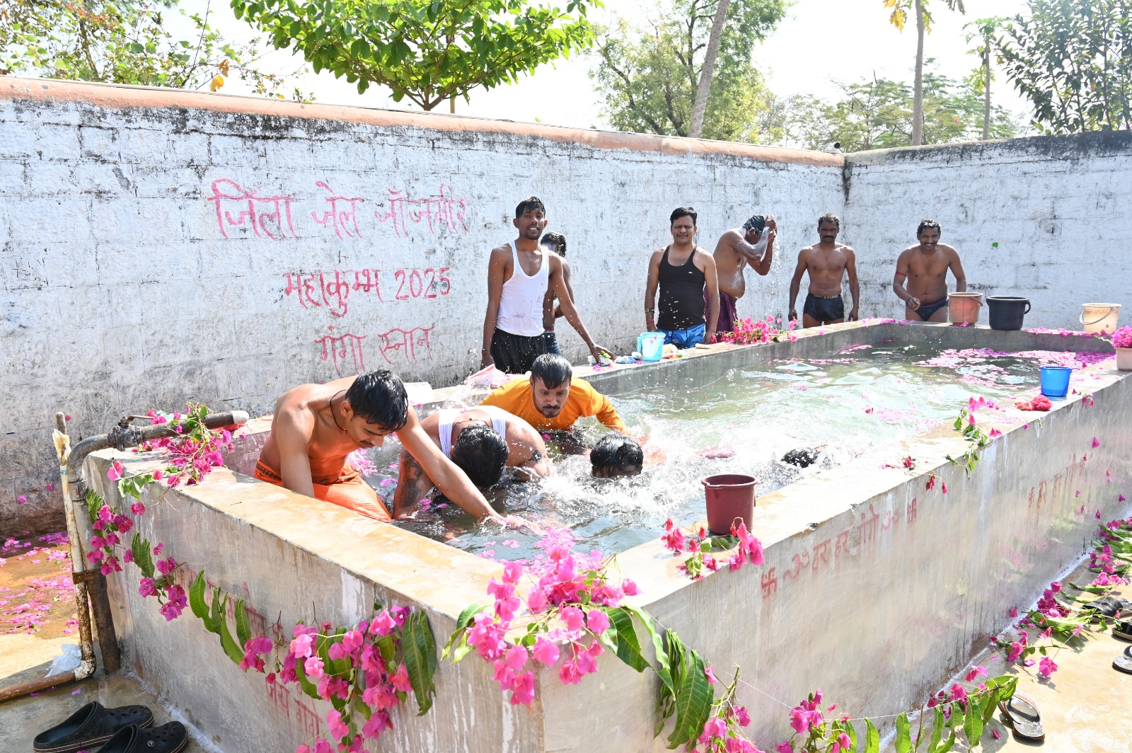 जिला जेल जांजगीर में कैदियों ने गंगाजल से किया स्नान, आत्मशुद्धि और आध्यात्मिक उत्थान की अनूठी पहल
