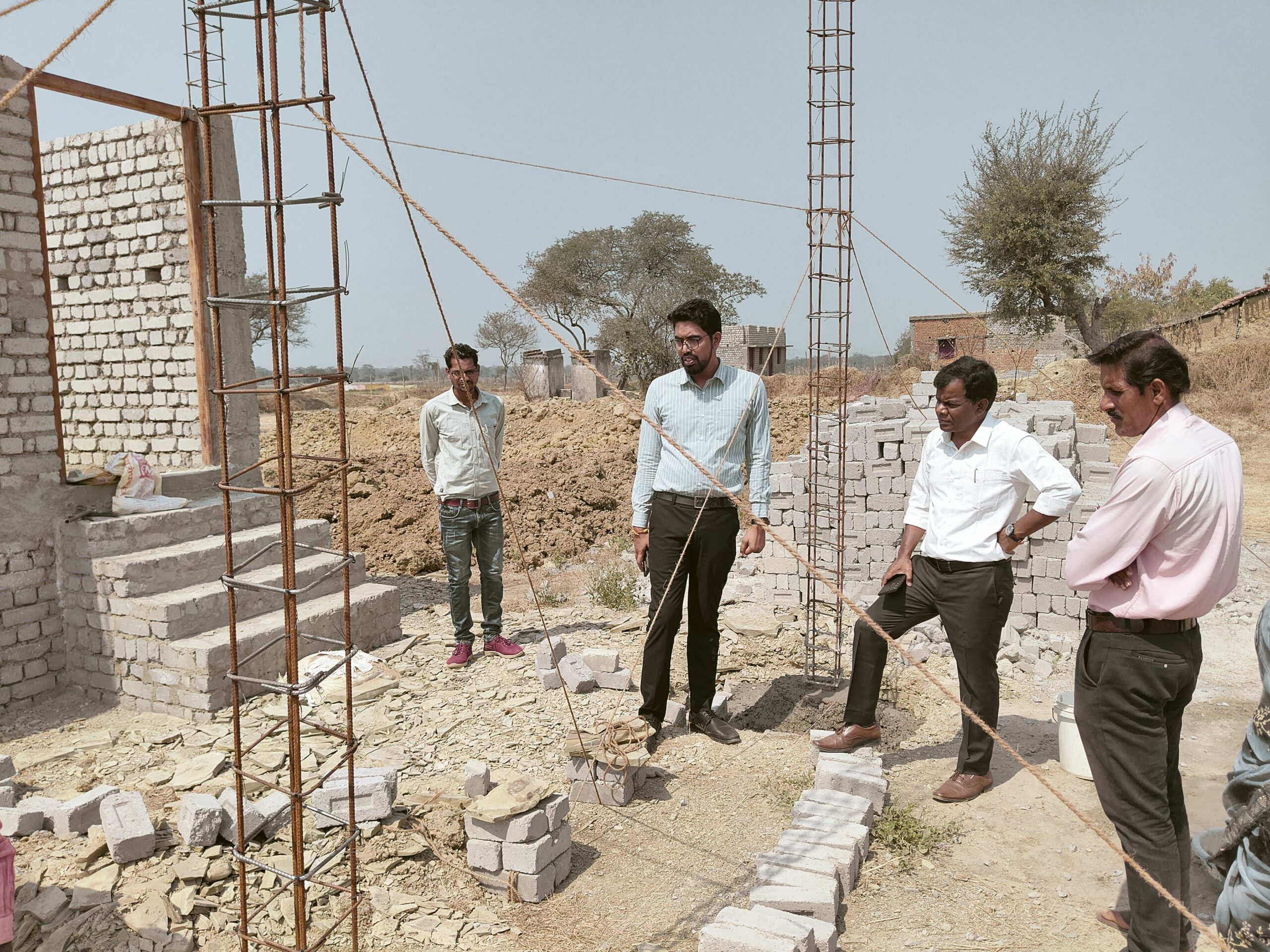 जिला पंचायत सीईओ ने पीएम आवास योजना के तहत आवास निर्माण कार्याें का किया निरीक्षण