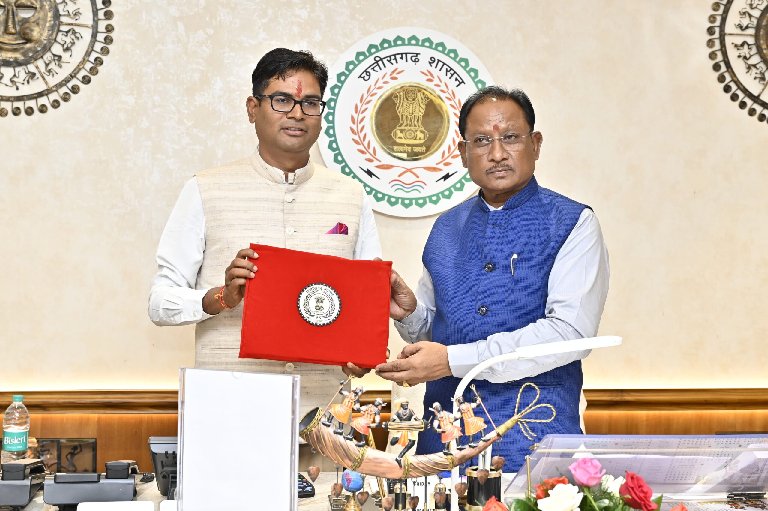 छत्तीसगढ़ में पहली बार हस्तलिखित बजट पेश, वित्त मंत्री ओपी चौधरी ने किए हस्ताक्षर