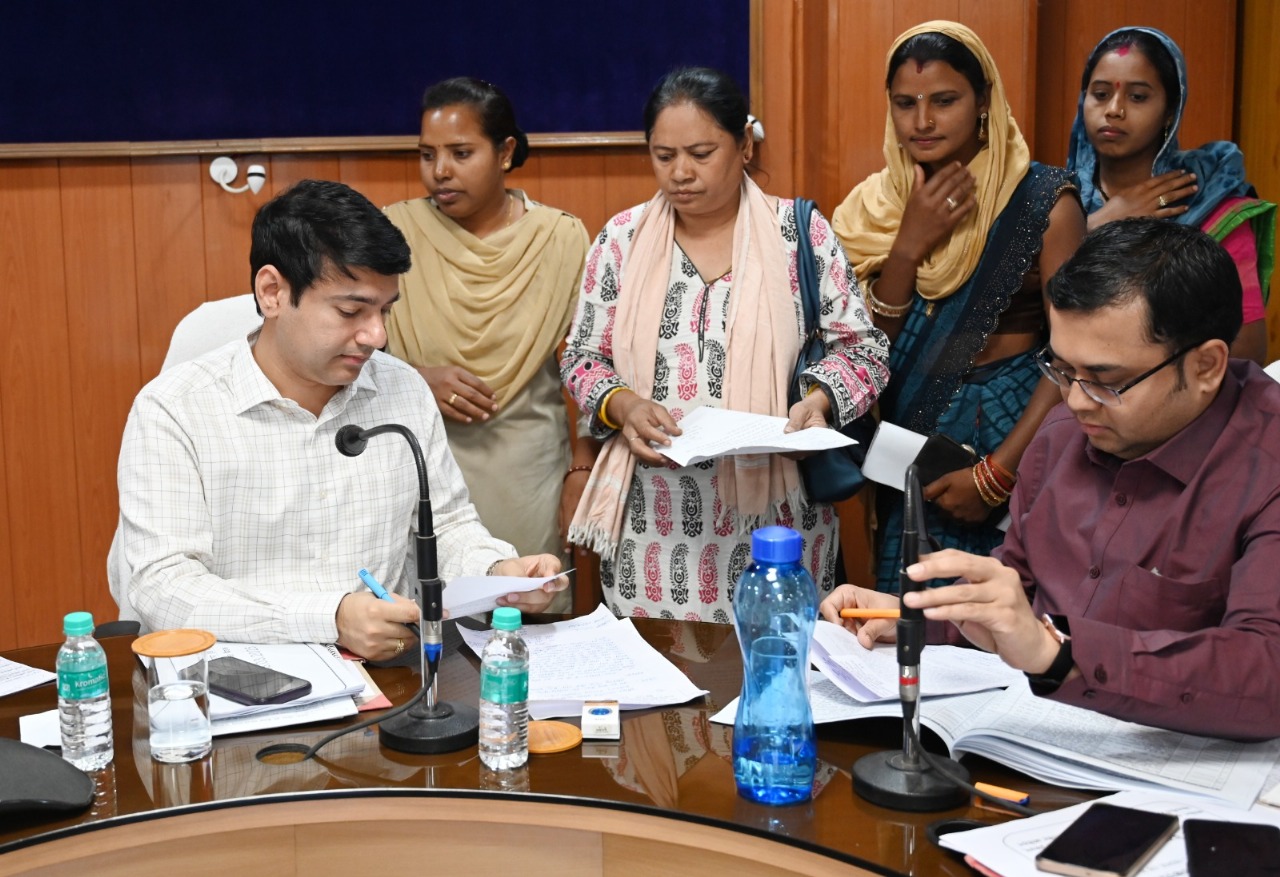 कलेक्टर आकाश छिकारा ने जनदर्शन में सुनी आमजनों की समस्याएं