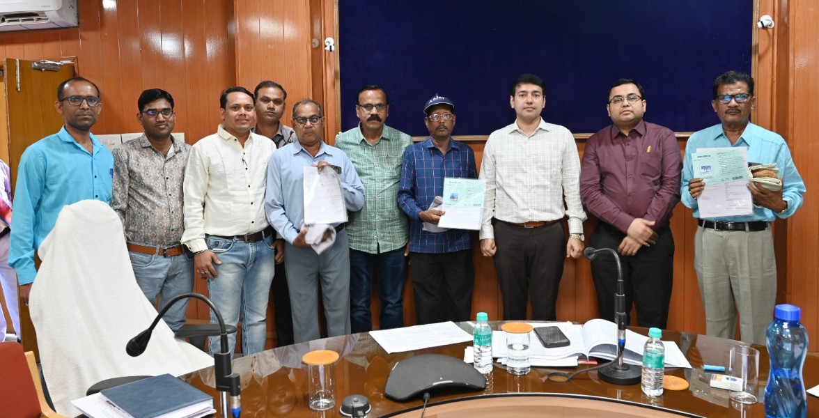 सेवानिवृत्त शासकीय सेवकों को पीपीओ, जीपीओ के साथ जी.पी.एफ. प्राधिकार पत्र का किया वितरण