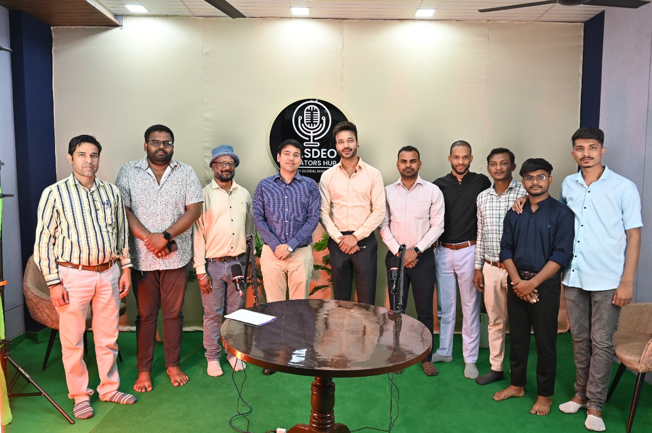 कलेक्टर आकाश छिकारा के साथ सेलिब्रेटी विक्की जैन पहुंचे हसदेव क्रिएटर्स हब