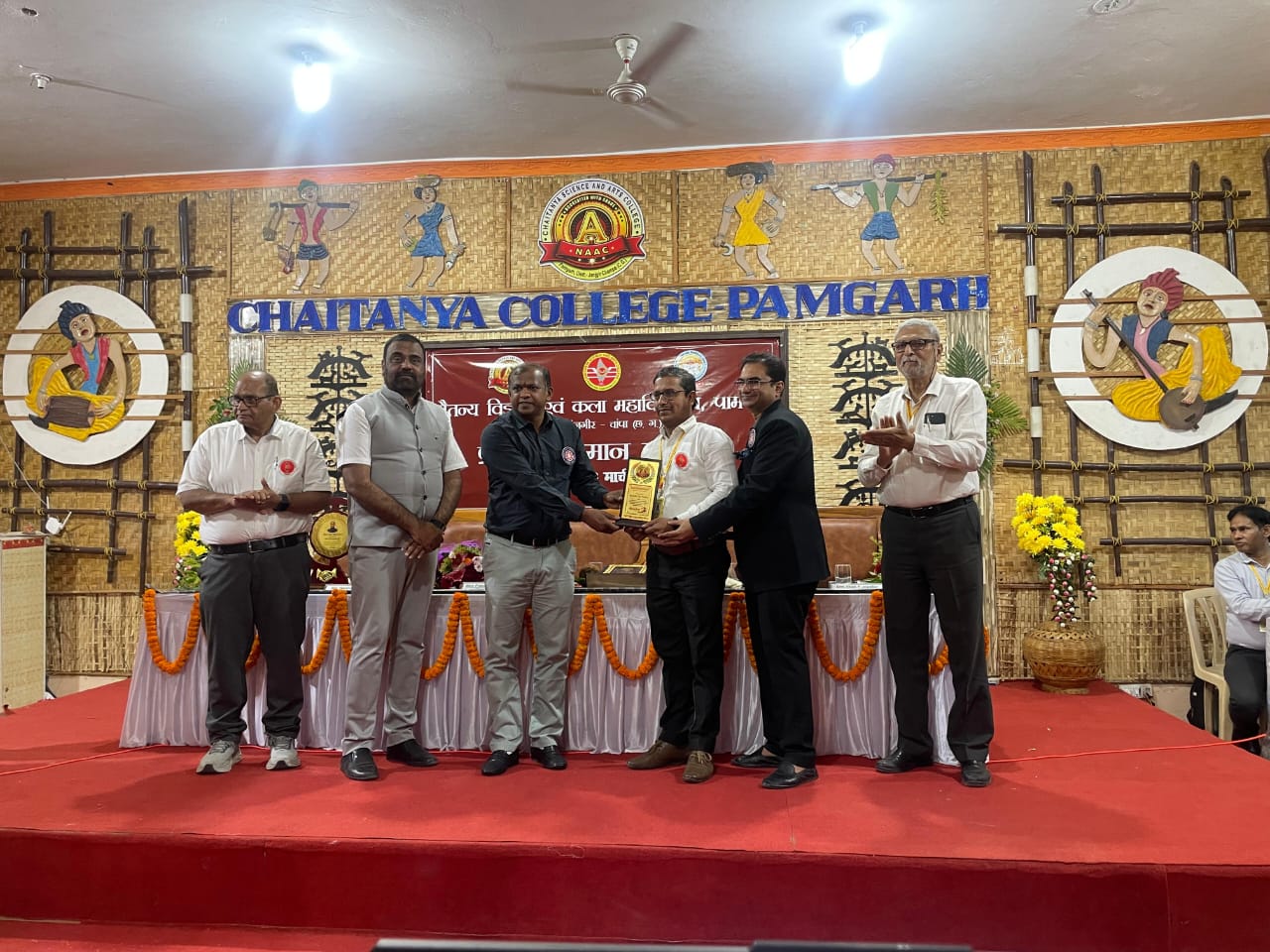 चैतन्य महाविद्यालय की प्रतिभाओं का उच्च शिक्षा सचिव ने किया सम्मान…