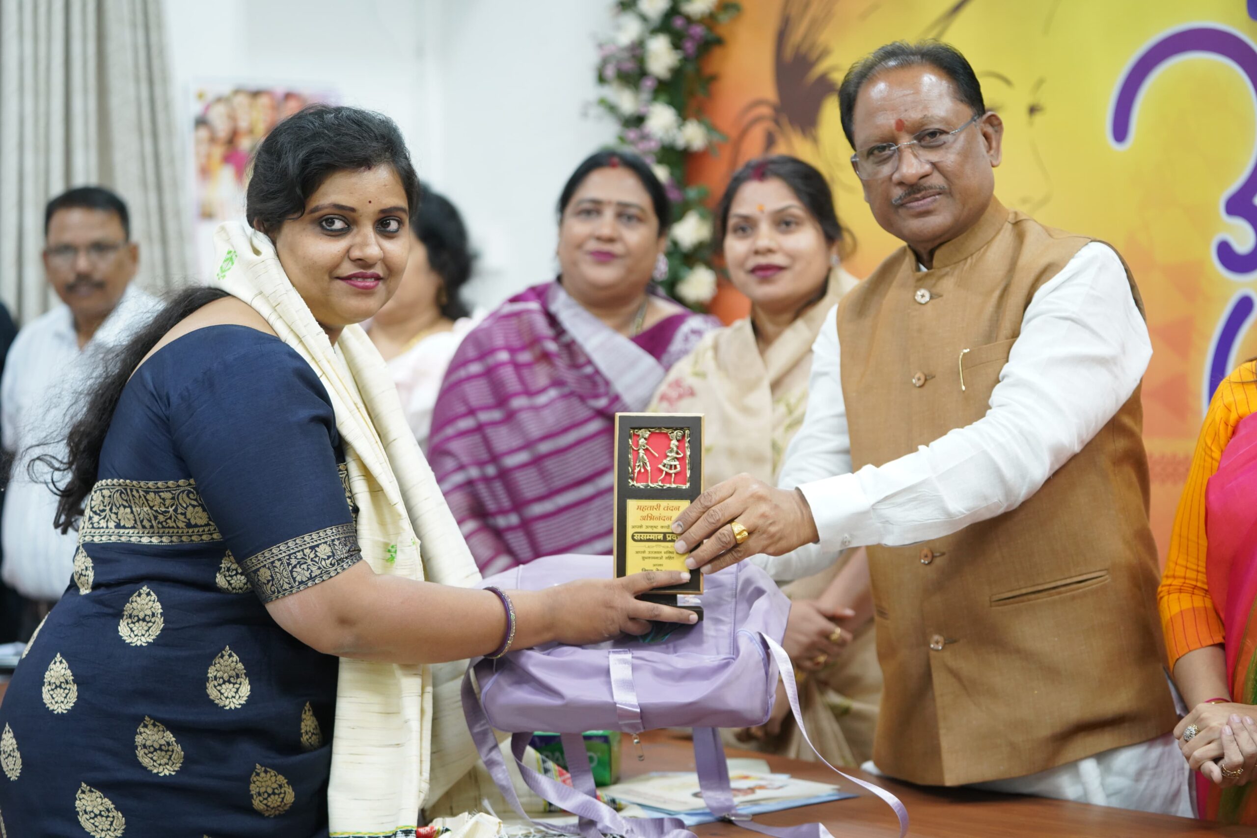 मुख्यमंत्री विष्णुदेव साय ने महिला दिवस पर महतारी वंदन अभिनंदन कार्यक्रम में जनसंपर्क विभाग की महिला अधिकारियों को किया सम्मानित