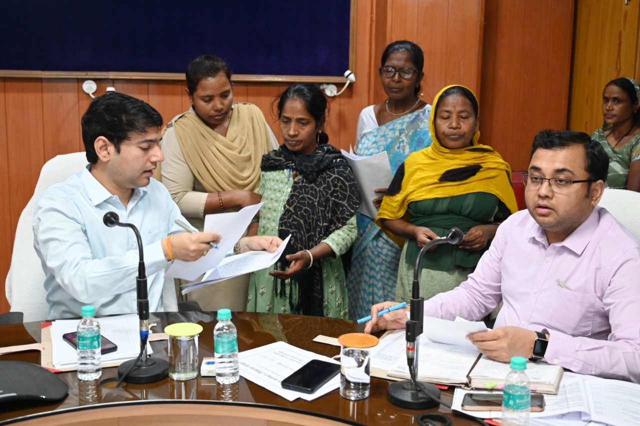 साप्ताहिक जनदर्शन में कलेक्टर ने सुनी लोगों की समस्याएं