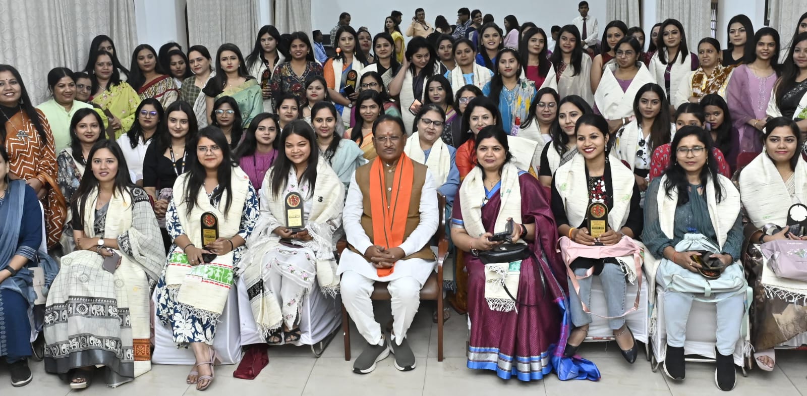 मुख्यमंत्री साय ने महिला पत्रकारों का किया सम्मान, महिला पत्रकारों ने साझा किए अपने अनुभव और चुनौतियाँ, मुख्यमंत्री के साथ लंच और सेल्फी भी ली