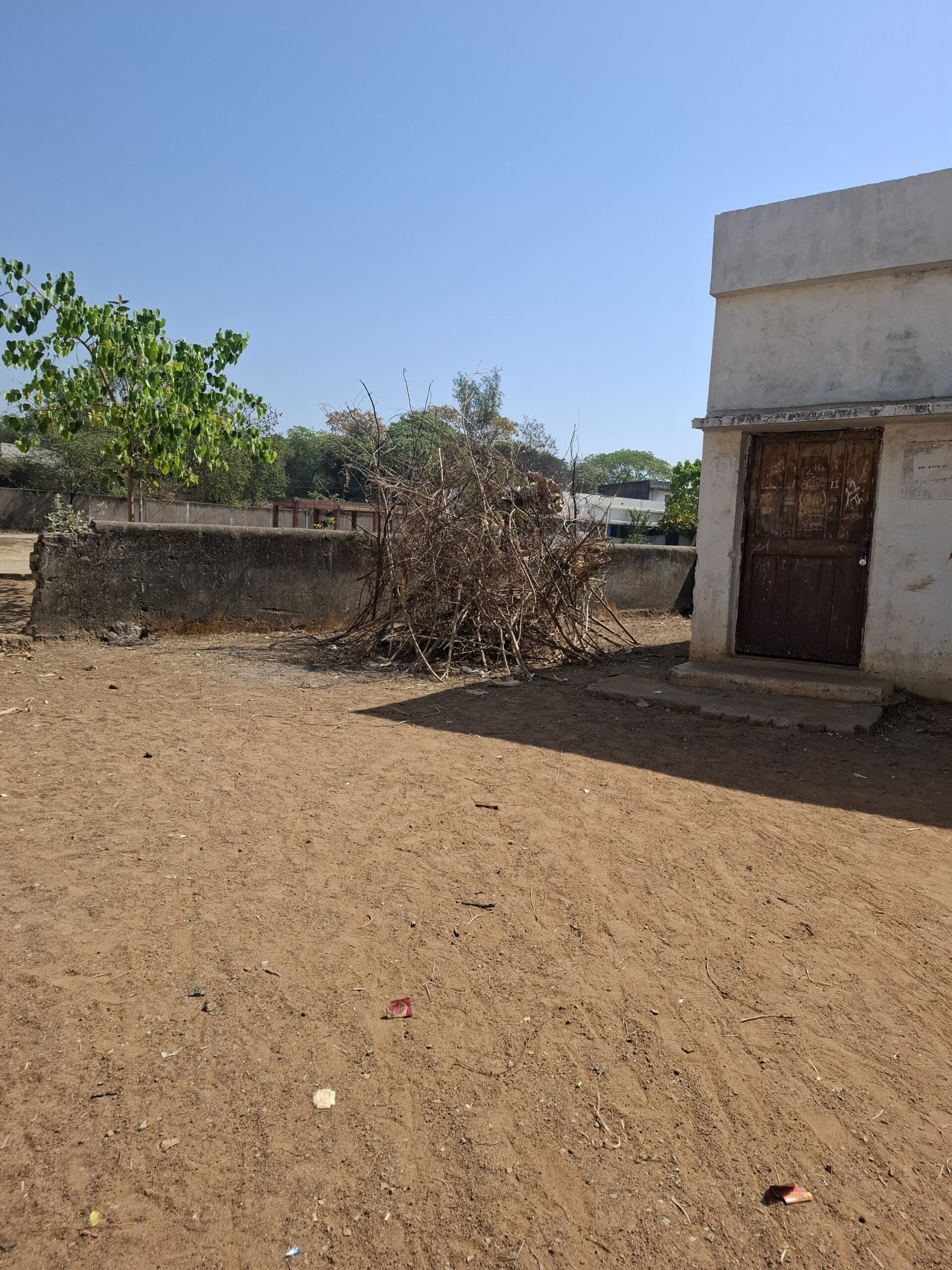 स्कूल कैंपस के अंदर होलिका दहन करने की तैयारी…