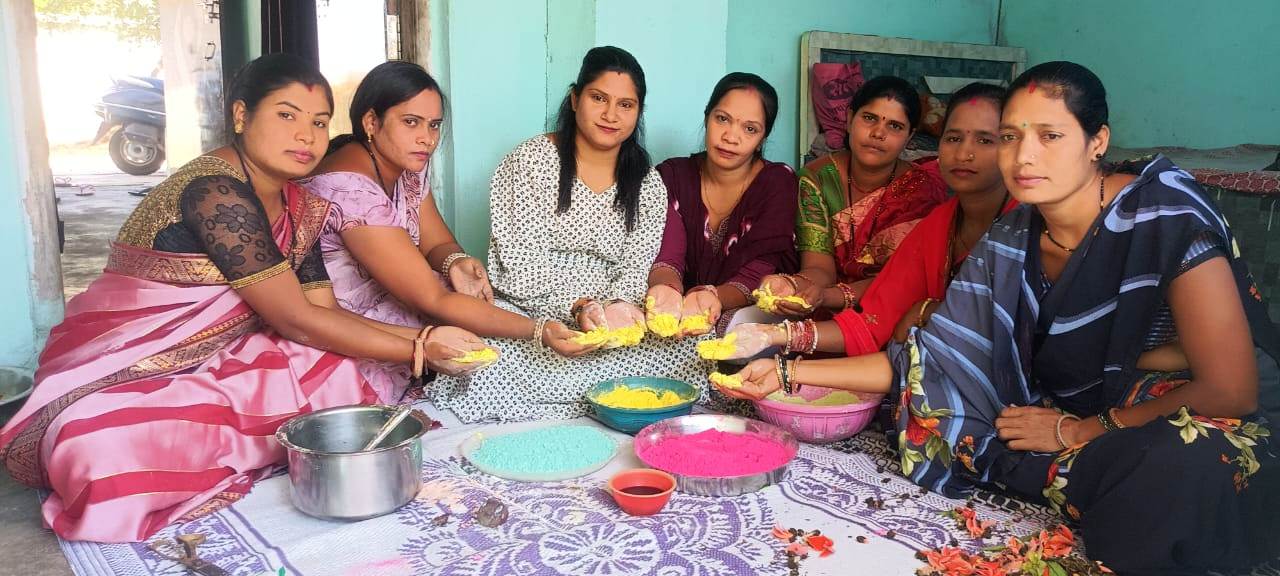 स्व सहायता समूहों की महिलाएं गुलाब, गेंदा, पलाश, पालक, चुकंदर से बना रहीं हर्बल गुलाल