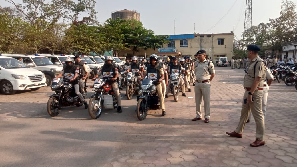 होली पर्व की सुरक्षा व्यवस्था को मद्देनजर रखते हुए जांजगीर पुलिस द्वारा निकाला गया जिले में फ्लैग मार्च