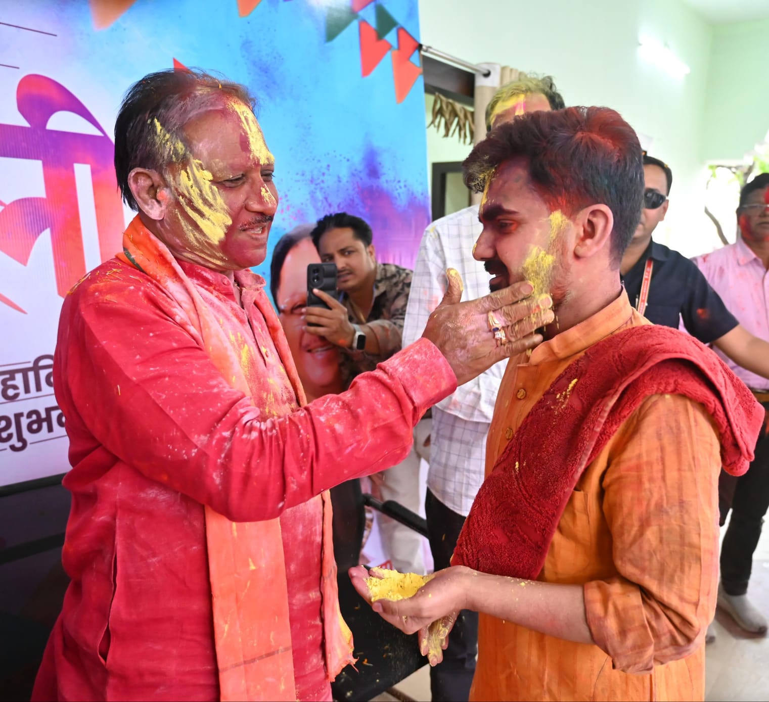 मुख्यमंत्री विष्णुदेव साय ने अपने गृह ग्राम बगिया में ग्रामीणों संग हर्षोल्लास से मनाई होली